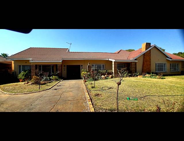 5 BEDROOM FREEHOLD FOR SALE IN PETERSFIELD